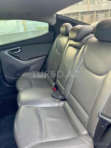 Hyundai Elantra-13