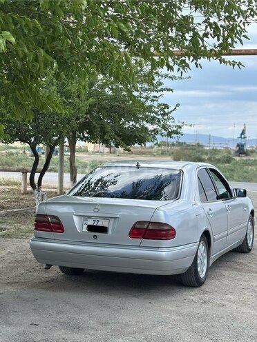 Mercedes E 200-2