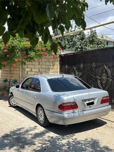 Mercedes E 200-13