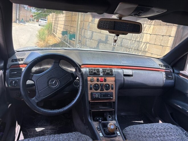 Mercedes E 200-10