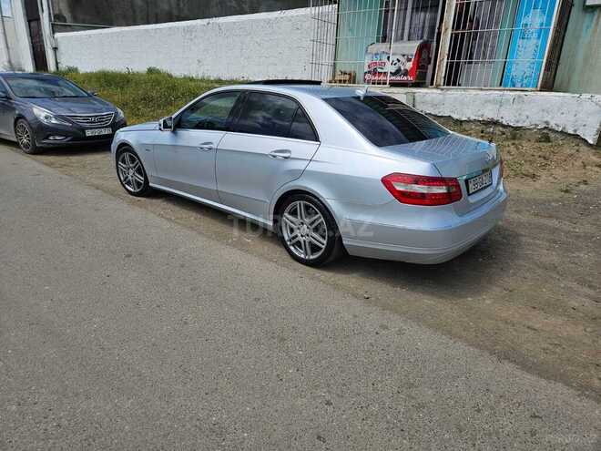 Mercedes E 220-11