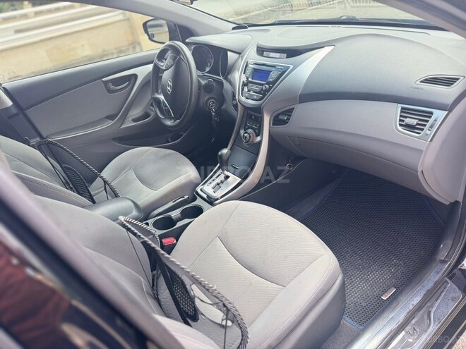 Hyundai Elantra-11