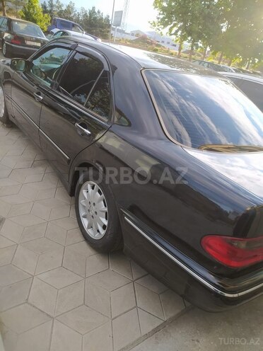 Mercedes E 200-5