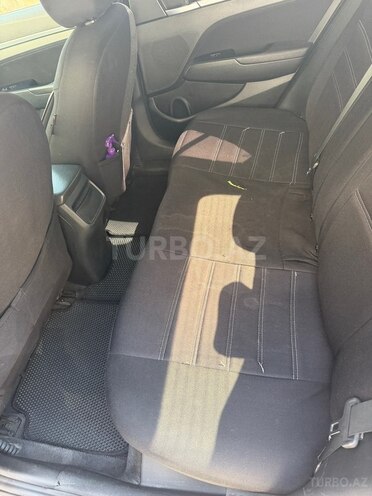 Hyundai Elantra-9