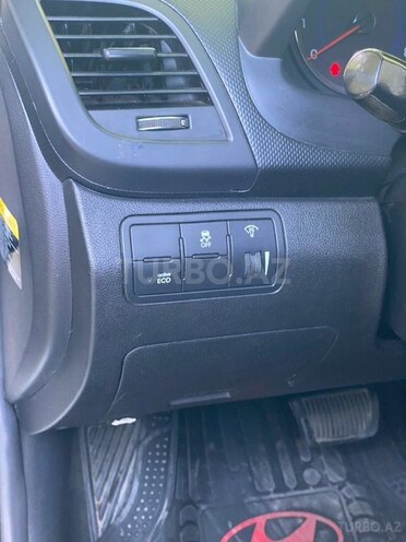 Hyundai Accent-11