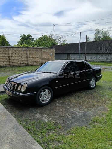 Mercedes E 280-1