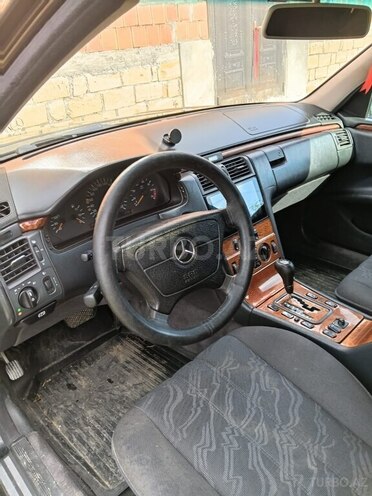 Mercedes E 280-3
