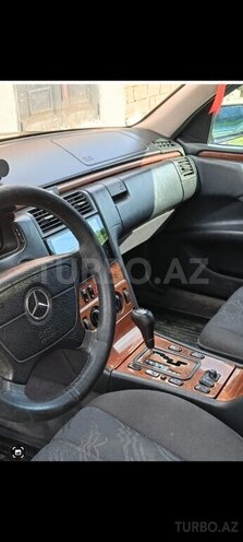 Mercedes E 280-8