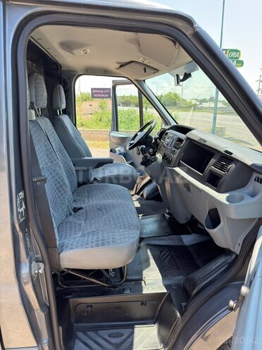 Ford Transit-10