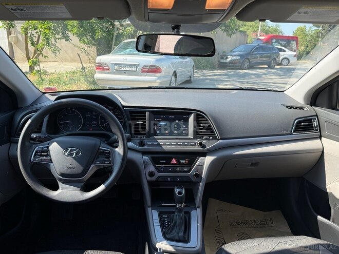 Hyundai Elantra-12