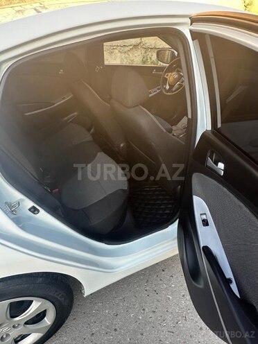 Hyundai Accent-7