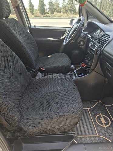 Opel Zafira-11