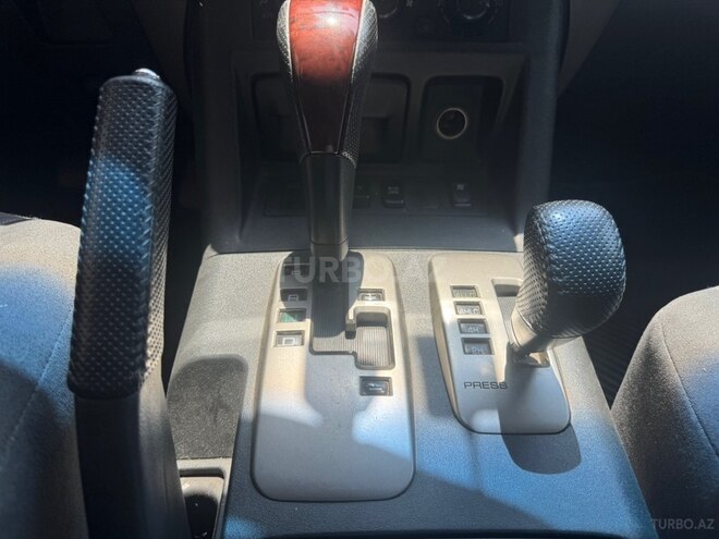 Mitsubishi Pajero-4