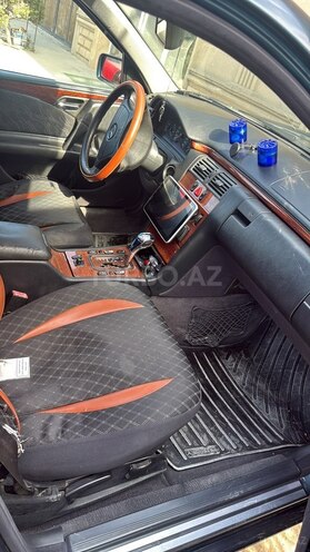 Mercedes E 240-13