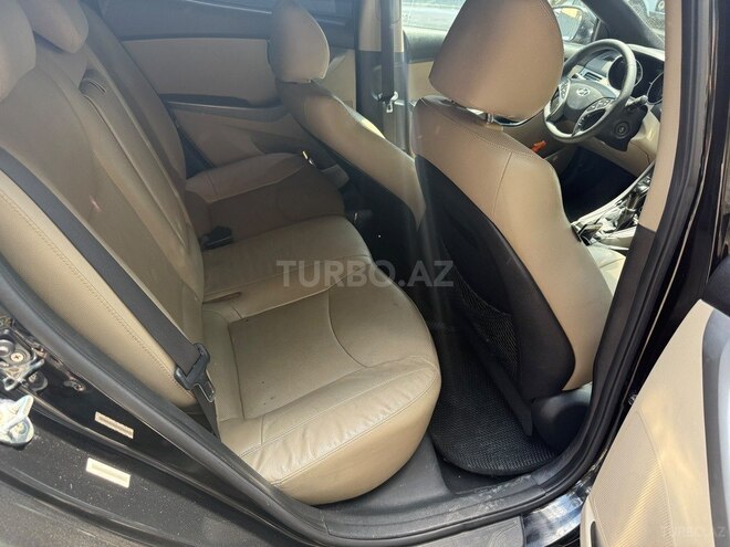 Hyundai Elantra-11