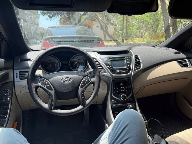 Hyundai Elantra-12