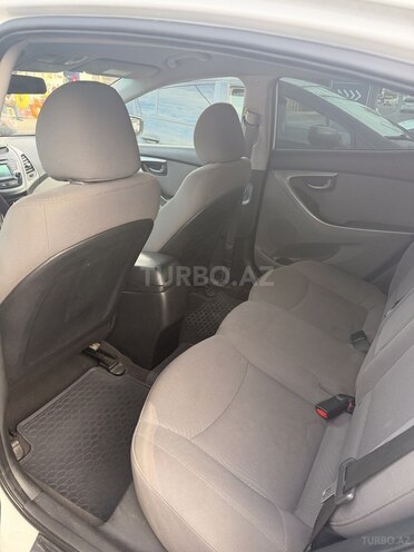 Hyundai Elantra-12