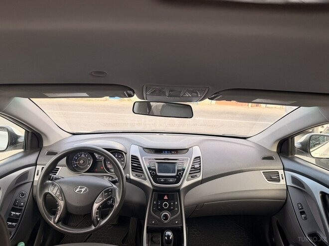 Hyundai Elantra-11