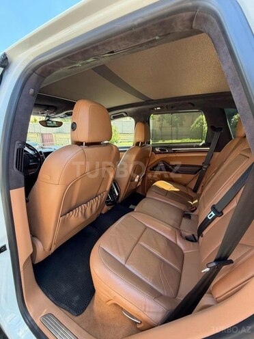 Porsche Cayenne GTS-8