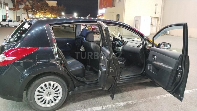 Nissan Tiida-16