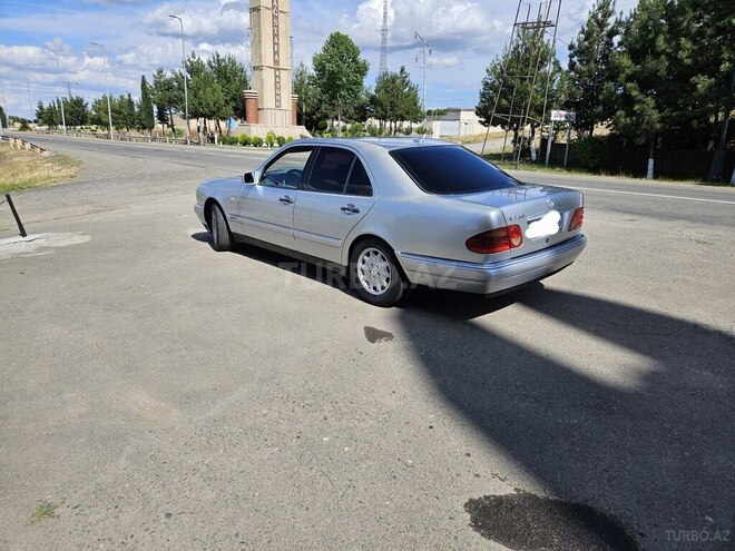 Mercedes E 240-3