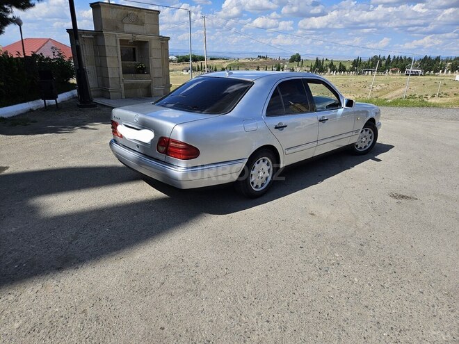Mercedes E 240-4