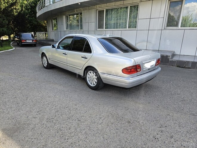 Mercedes E 240-5