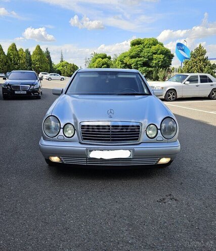 Mercedes E 240-1