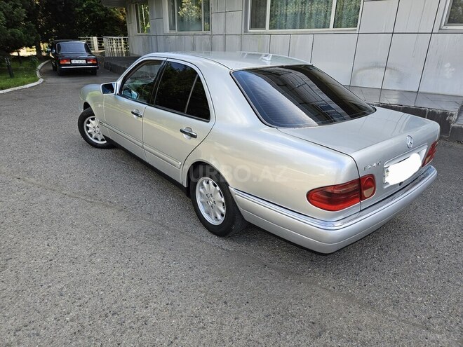 Mercedes E 240-19