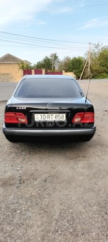 Mercedes E 200-2