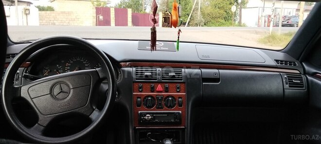 Mercedes E 200-3
