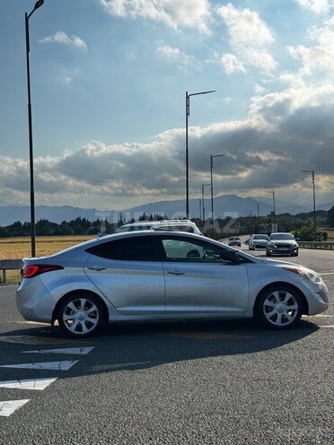 Hyundai Elantra-4