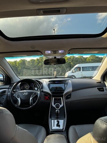Hyundai Elantra-15