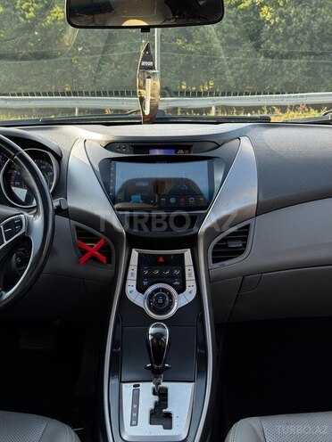 Hyundai Elantra-13