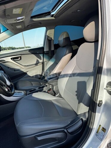 Hyundai Elantra-12