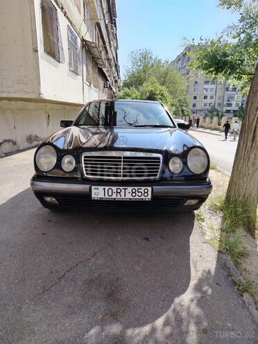 Mercedes E 200-1