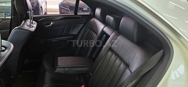 Mercedes E 250-11