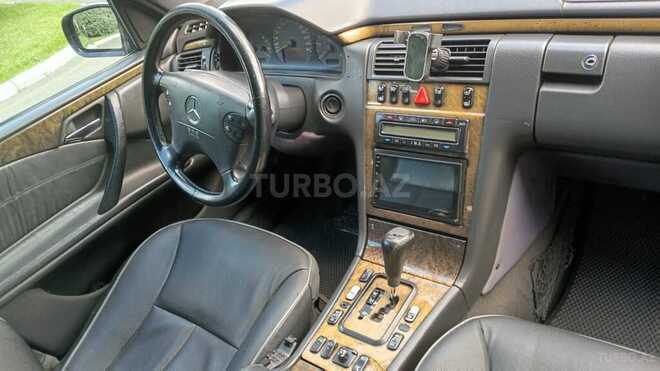 Mercedes E 270-9