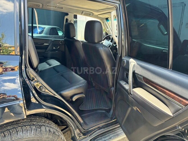 Mitsubishi Pajero-12