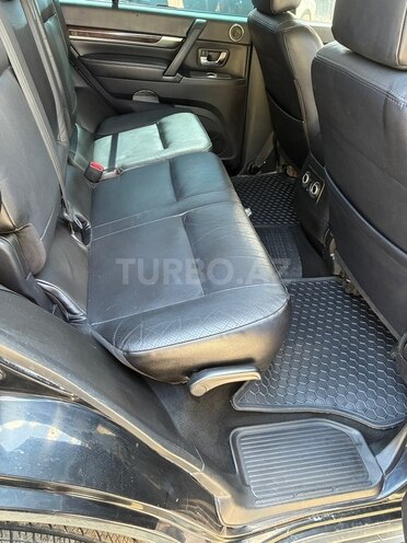 Mitsubishi Pajero-11