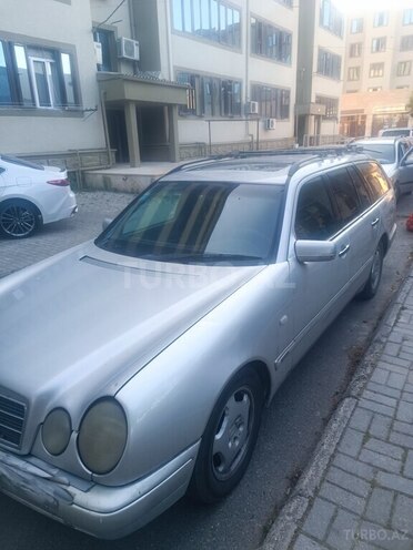 Mercedes E 220-2