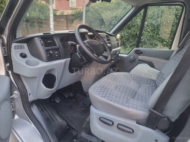 Ford Transit-13