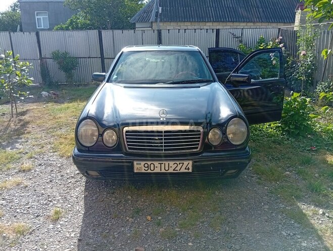Mercedes E 240-1