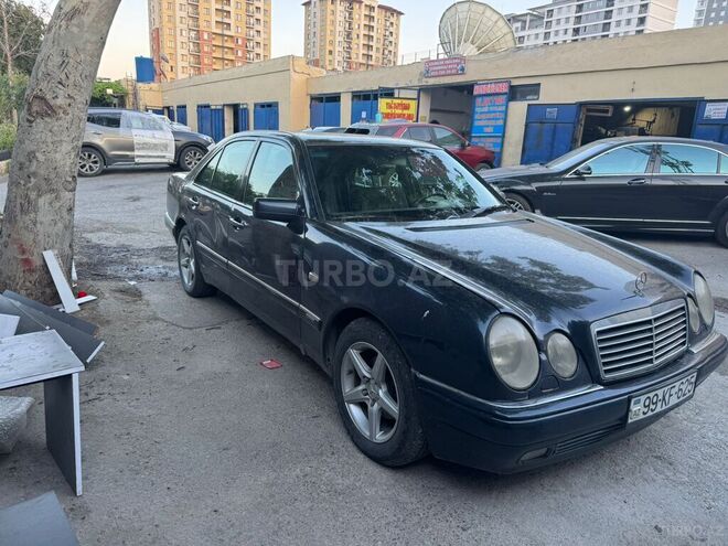 Mercedes E 220-1