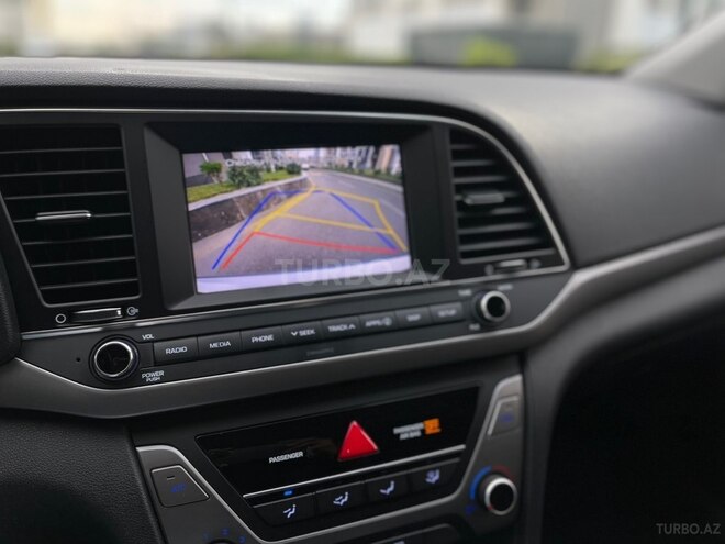 Hyundai Elantra-11