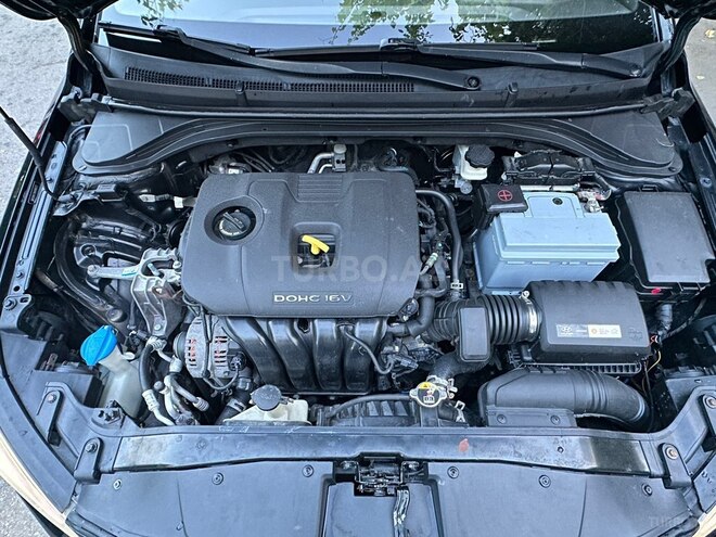 Hyundai Elantra-12