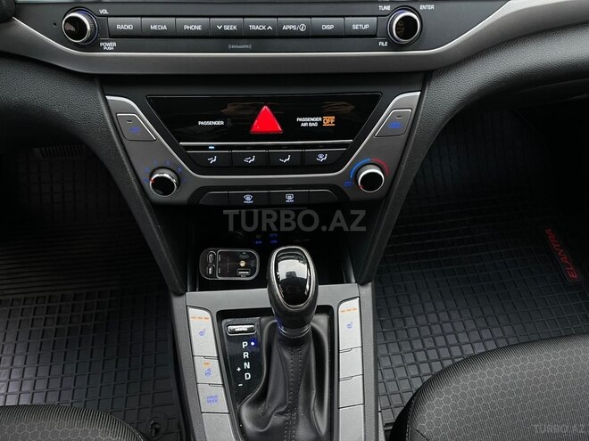 Hyundai Elantra-12