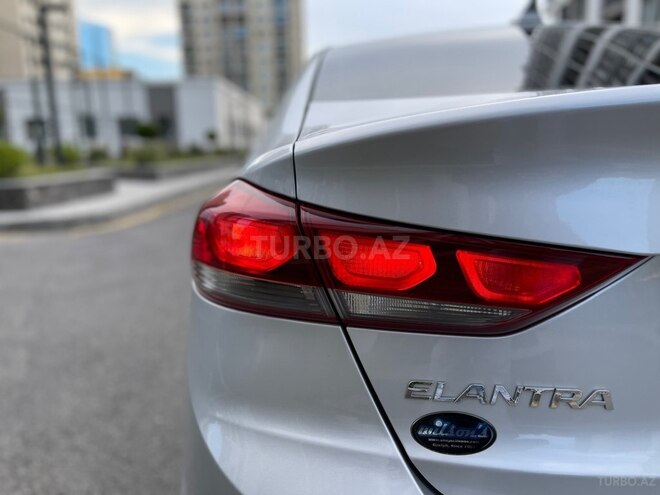 Hyundai Elantra-20