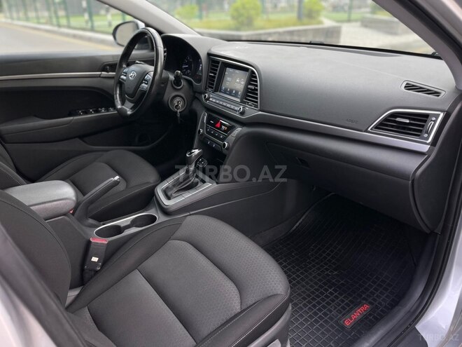 Hyundai Elantra-13