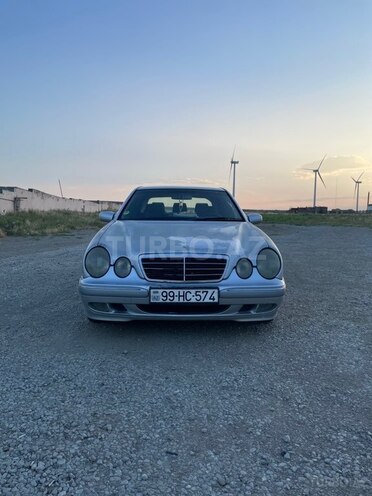 Mercedes E 270-1